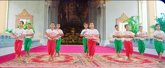 Nginn-Karet Foundation Teaches Cambodian Dance at Banteay Srey Temple