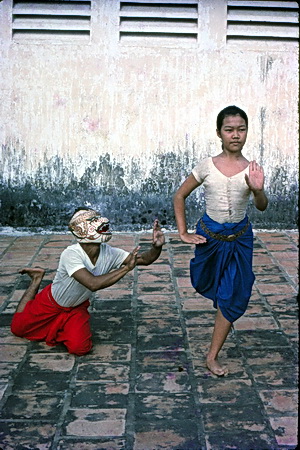 Royal Cambodian Dance presentation by Chatfield author Paul Cravath