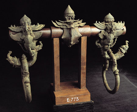 Red List protects Cambodian antiquities like these palanquin hooks, rings and tubular pole decoration, bronze. © NMC