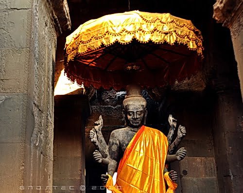 Vishnu at the entrance of Angkor Wat . © Copyright Gary Ng.