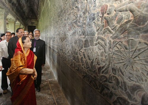 India and Cambodia: The President of India, Smt. Pratibha Devisingh Patil, look at the Wall Curving of Ramayana & Mahabharata Story on Angkor Wat Temple in Siem Reap, Cambodia.