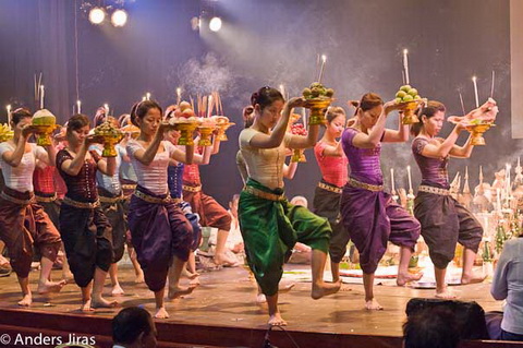 Boung Soung Cambodian Dance from the ceremony in preparation for the performance in the Lakhaon Festival 2009 at the Chenla Theatre. © 2010 Anders Jiras