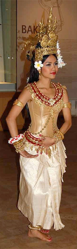 A Royal Cambodian Ballet dancer at a fund-raising event for Banteay Chhmar temple.