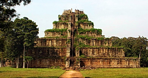 Koh Ker’s central temple-mountain of Prasat Thom was built 100 years before the Angkor Wat. Photo: Khmersearch, Panoramio.