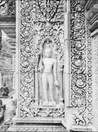 Discovering Angkor: Banteay Srei, dvarapala, guardian of the false west front door, central sanctuary, photographer Luc Ionesco © EFEO.