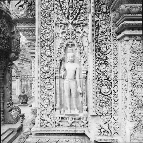 Discovering Angkor: Banteay Srei, dvarapala, guardian of the false west front door, central sanctuary, photographer Luc Ionesco © EFEO.